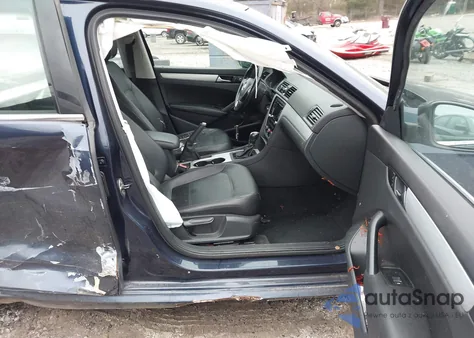 2013 Volkswagen Passat 2.5L Se z USA, uszkodzony, nr VIN 1VWBP7A30DC058035